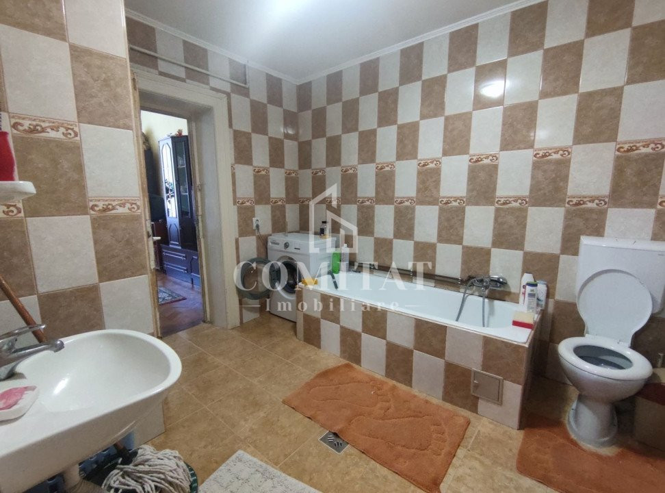 Casa la curte comună zona Platinia